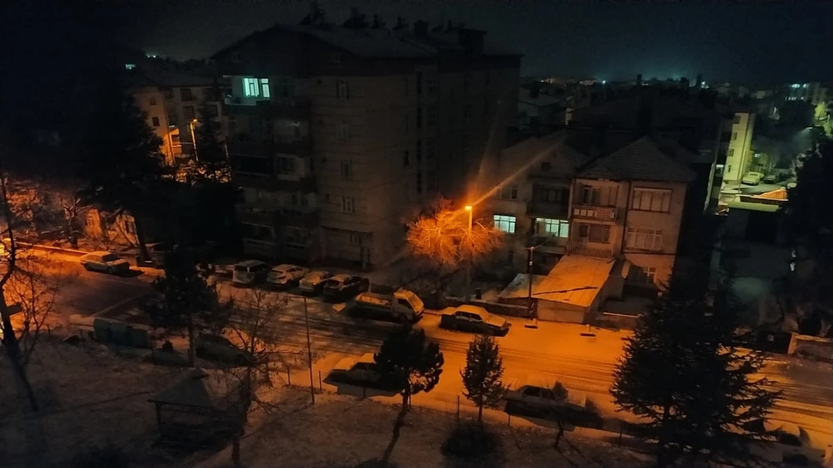 Kar yağışı Beyşehir'i beyaza boyadı