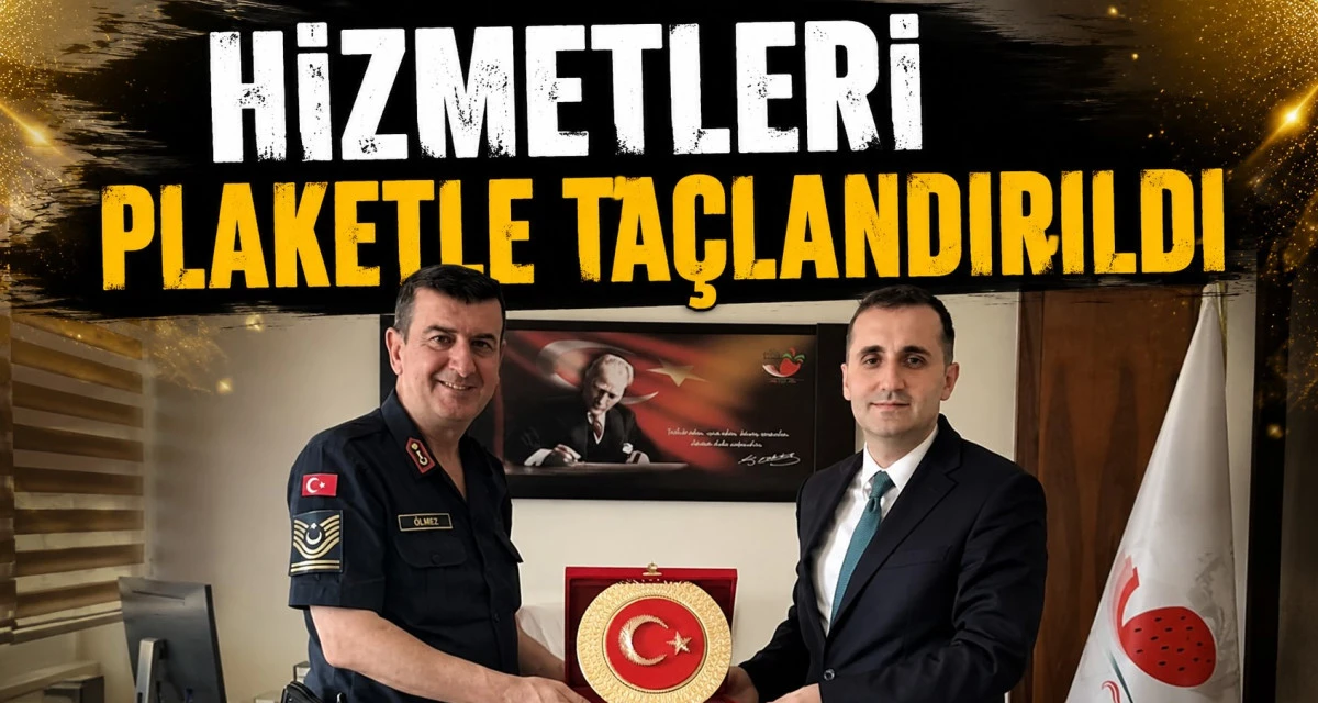 Kaymakam Evsen'den emekliye ayrılan 37 yıllık komutana plaket