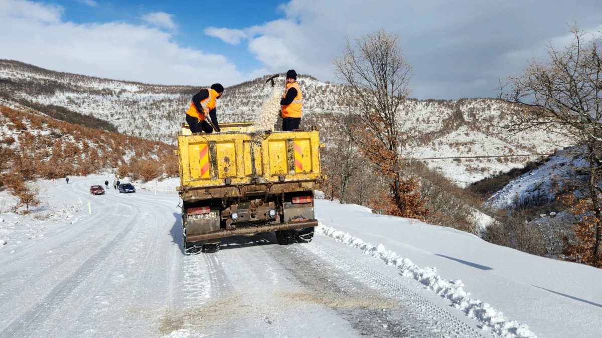 Konya il&ccedil;elerinde kar ve buzla m&uuml;cadele &ccedil;alışmaları