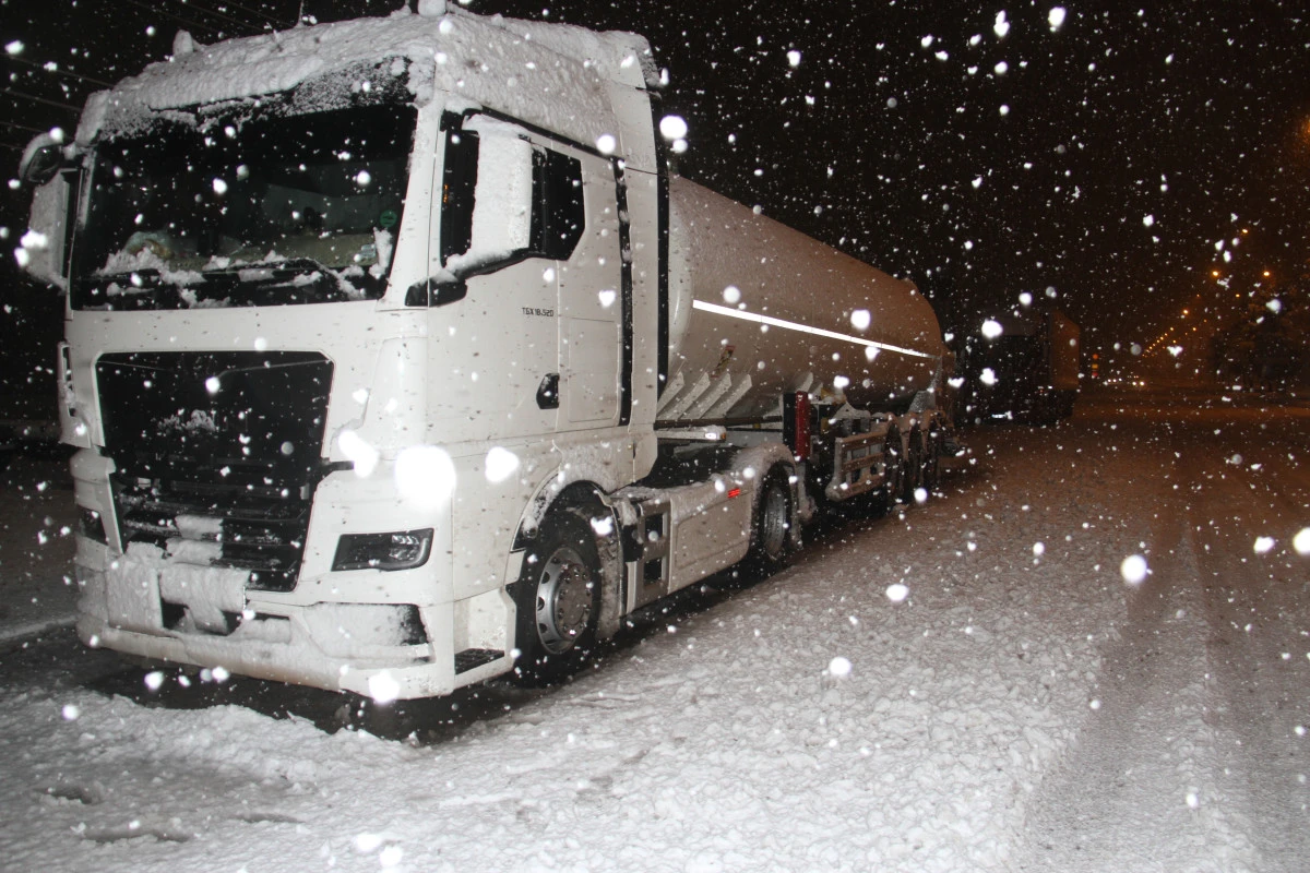 Konya'da kar yağışı ulaşımda aksamaları da beraberinde getirdi
