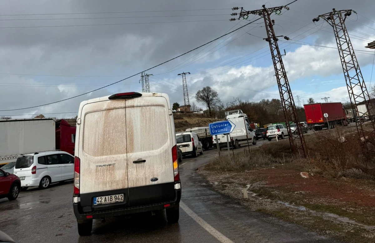 Gembos yolunda patlatma sebebiyle uzun ara&ccedil; kuyrukları oluştu