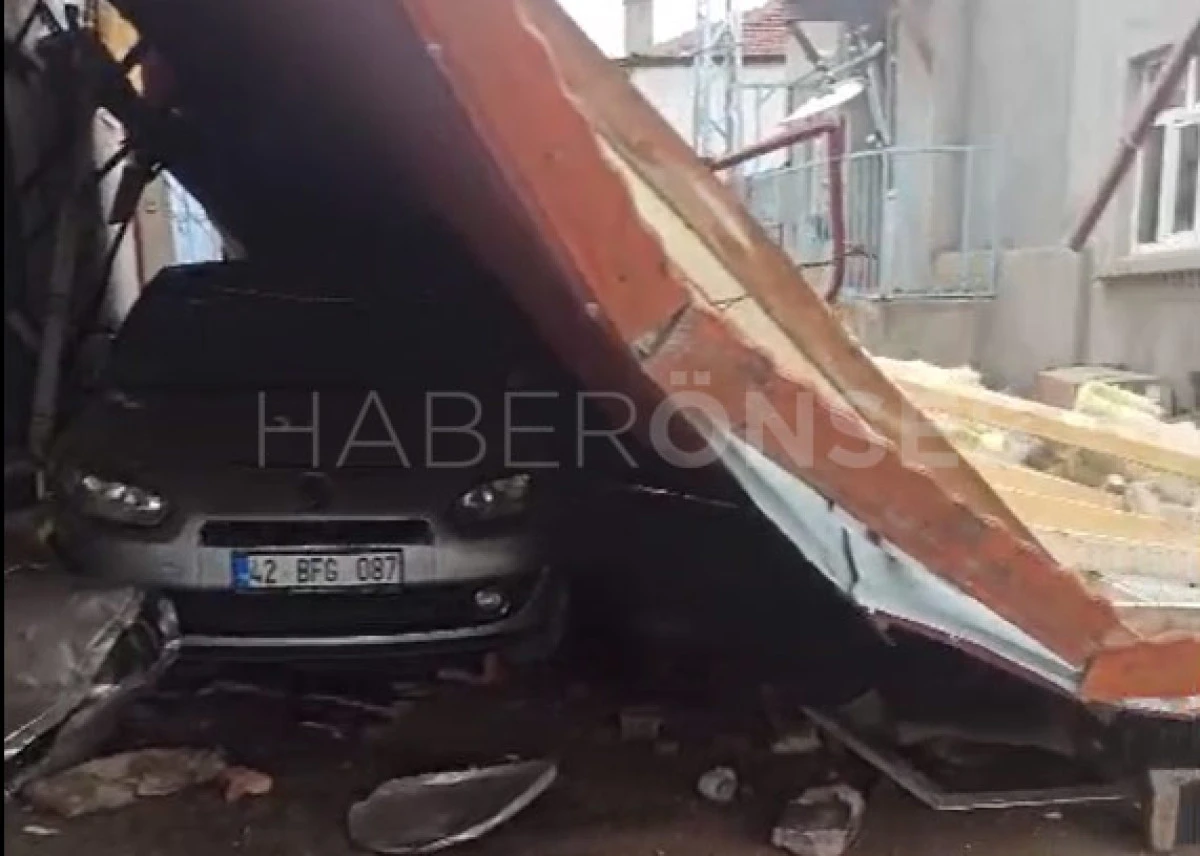 Konya&rsquo;yı Fırtına Vurdu: Trafik Durdu, &Ccedil;atılar U&ccedil;tu