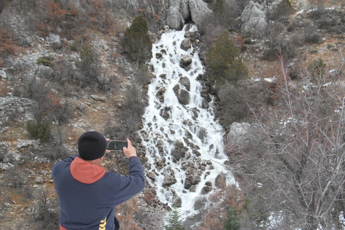 Kuruyan D&uuml;den Şelalesi yeniden hayat buldu