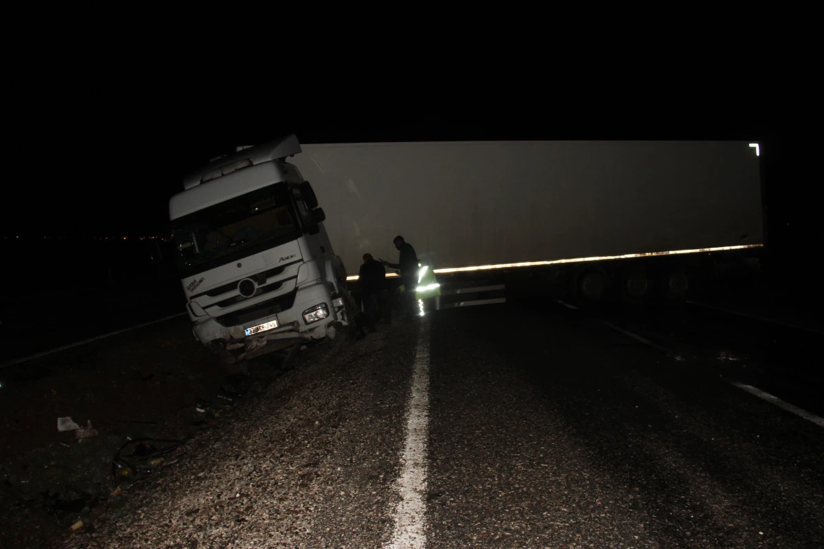 Makas atan TIR, Antalya yolunu kapadı