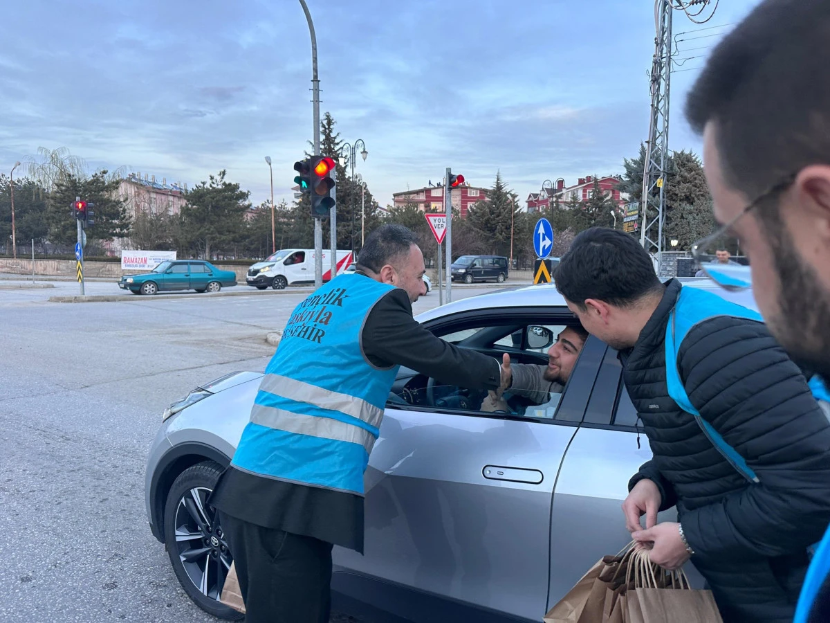 Milletvekili &Ouml;zer, Beyşehir'de s&uuml;r&uuml;c&uuml;lere iftariyelik dağıttı