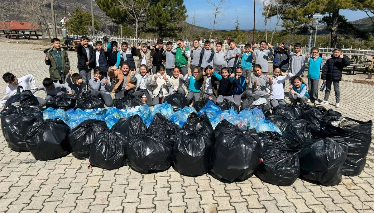 Miniklerden b&uuml;y&uuml;k ders! Temiz &ccedil;evre i&ccedil;in el ele verdiler