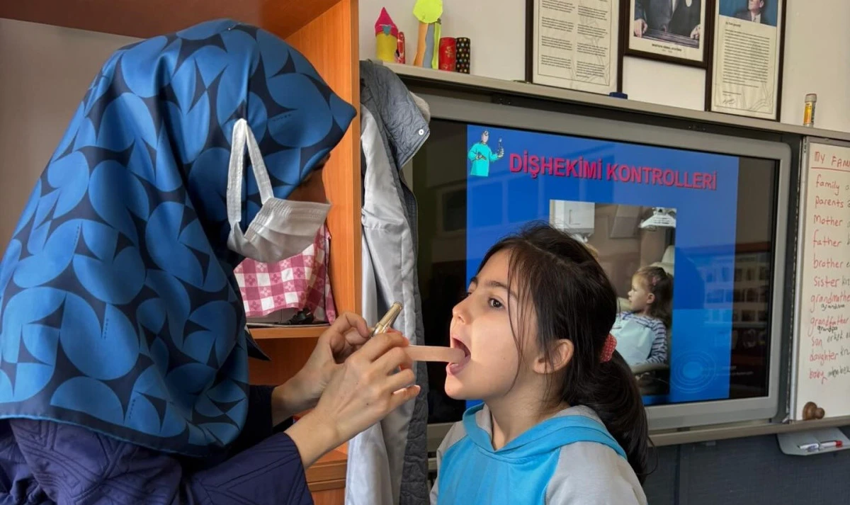 Miniklere doğru diş fır&ccedil;alama dersi