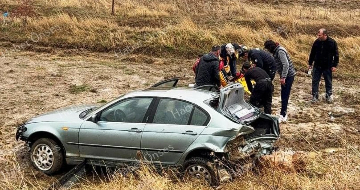 Otomobil şarampole yuvarlandı: 3 yaralı