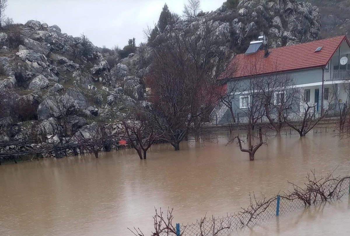 &Ouml;yle bir yağdı ki araziler sular altında kaldı