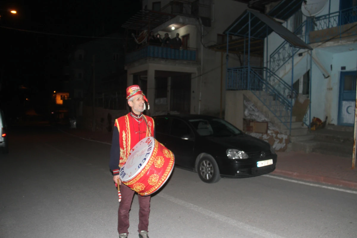 Ramazan geleneğini yaşatan davulcu