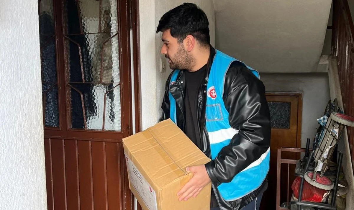 Ramazan kolileri gen&ccedil;lerin eliyle ulaştırılıyor