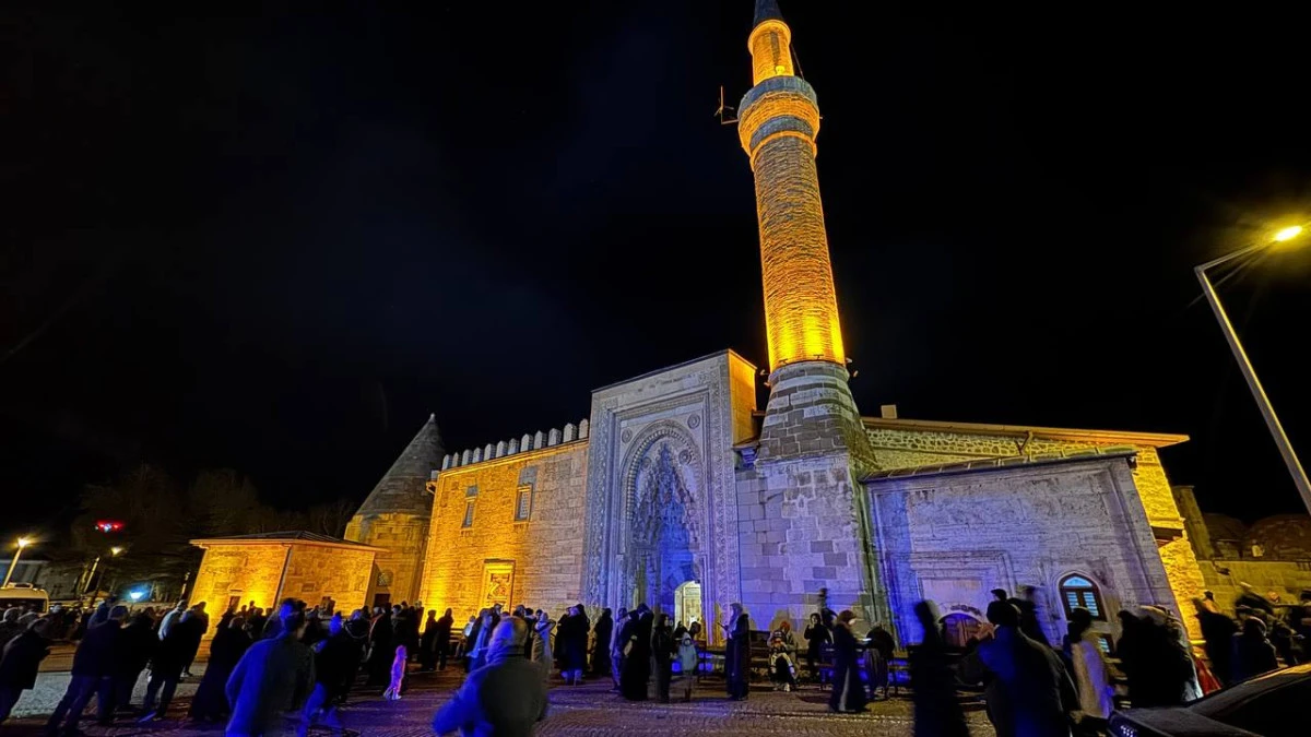 Ramazanın m&uuml;jdecisi Berat Kandili dualarla idrak edildi