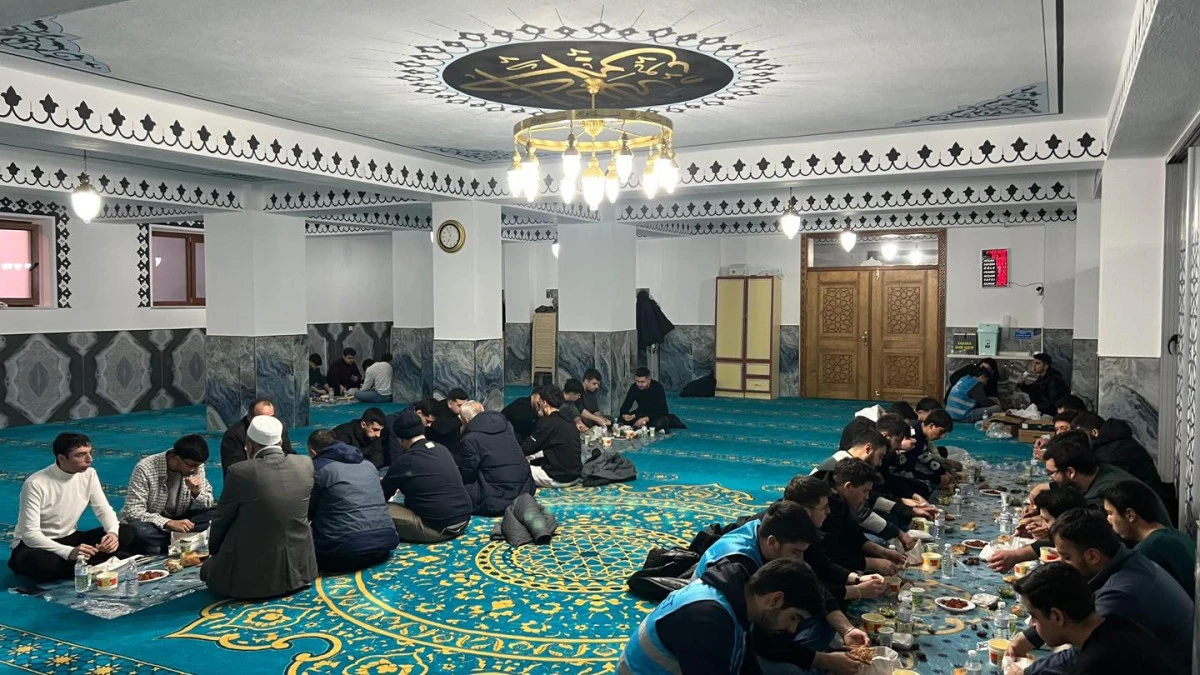 Ravza Camii'nde gen&ccedil;lik sofrası
