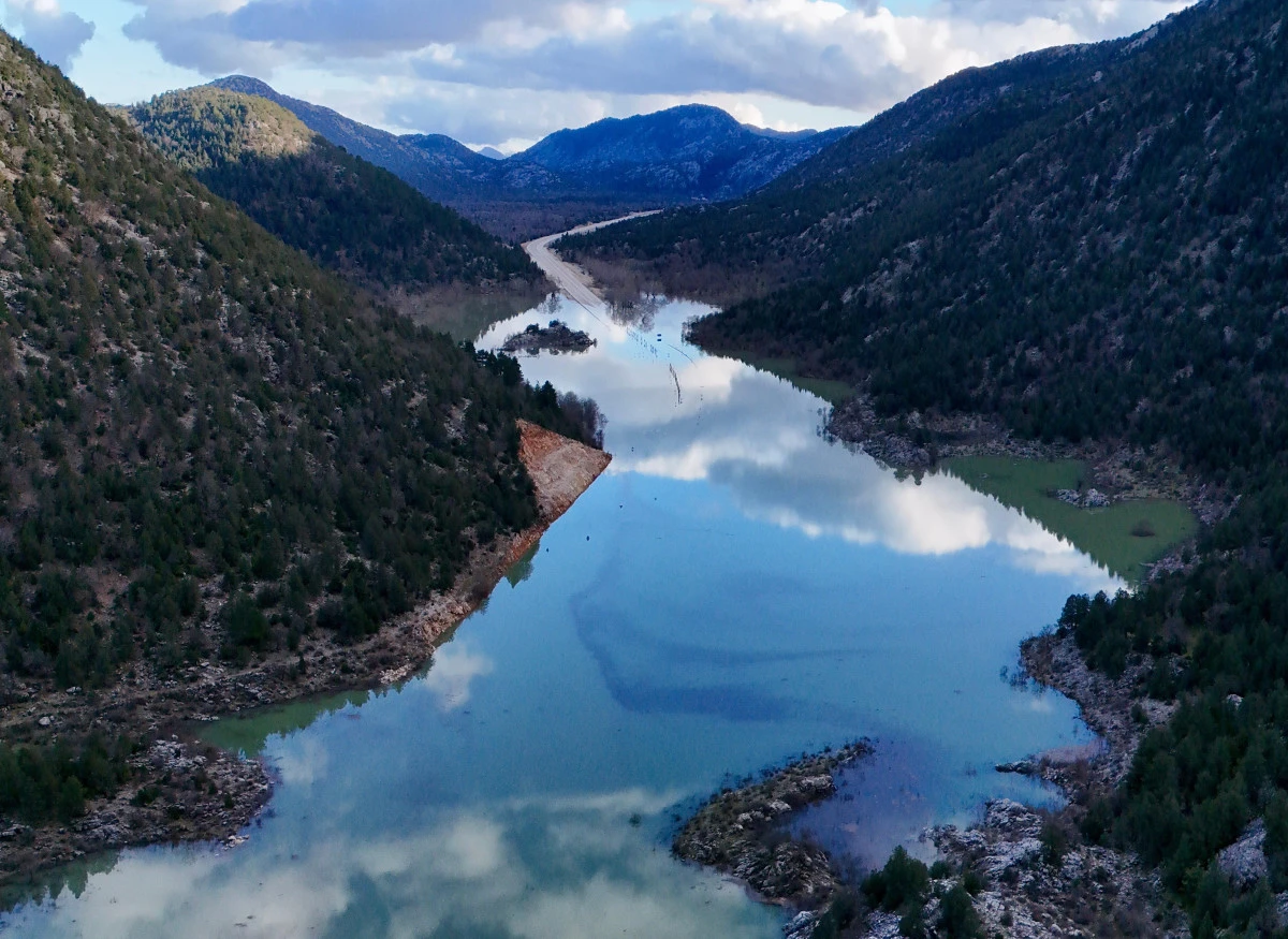 Rekor yağışlar, stratejik yolda bu manzaraya yol a&ccedil;tı