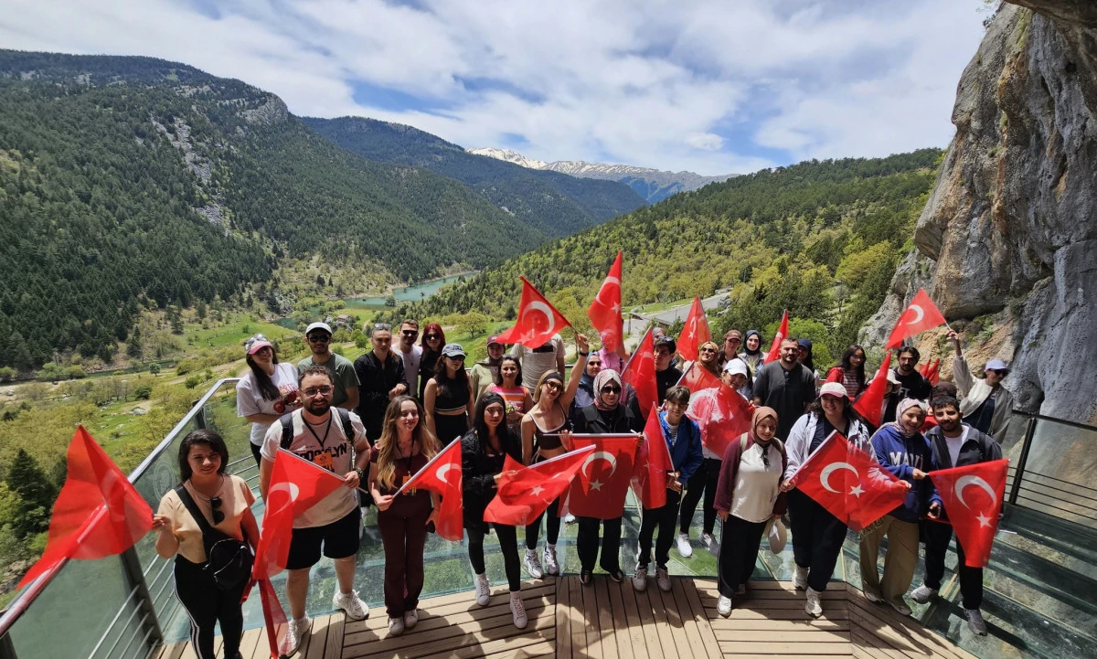 Şanlı Bayraklarla &Ccedil;amlık Mağaraları&rsquo;nda Y&uuml;r&uuml;d&uuml;ler