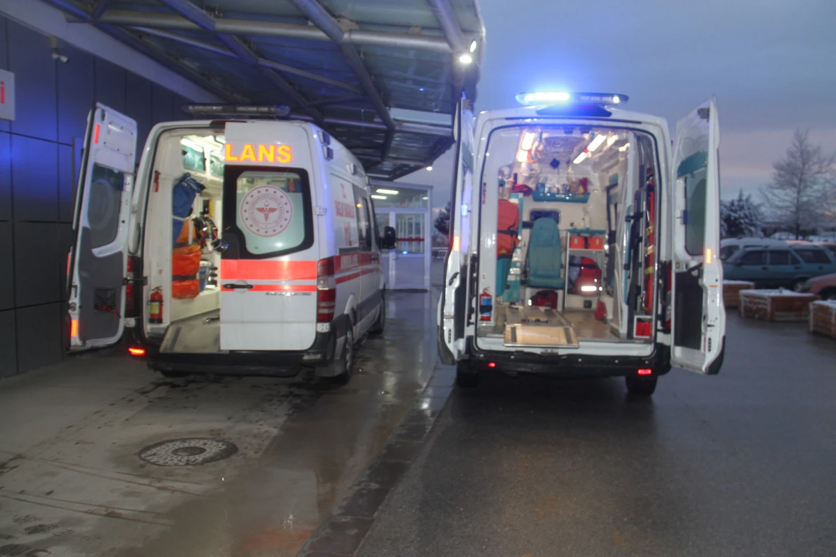 Şarampole devrilen kamyonetteki 4 kişi yaralandı