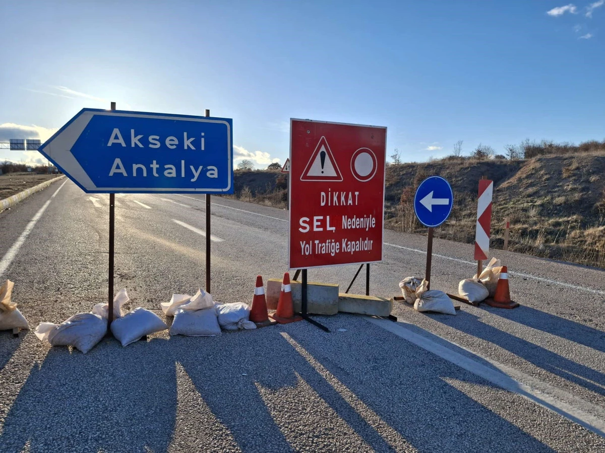 Sel karayolunu yuttu, trafik "stop"