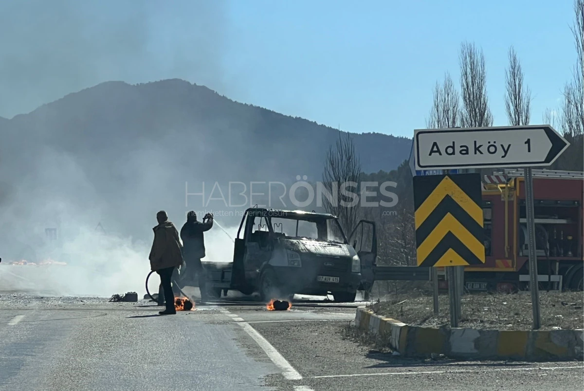 Seyir halindeki kamyonet alev alev yandı