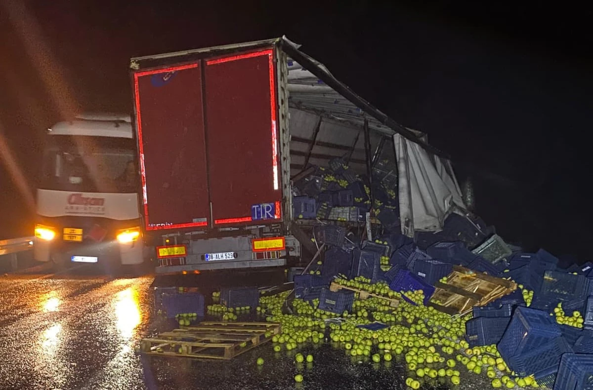 TIR makasladı, kazada s&uuml;r&uuml;c&uuml; yaralandı