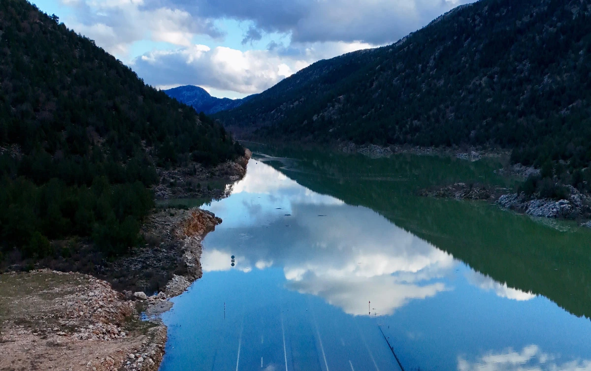T&uuml;rkiye'nin konuştuğu g&ouml;l manzaralı kara yoluna yine bereket yağdı