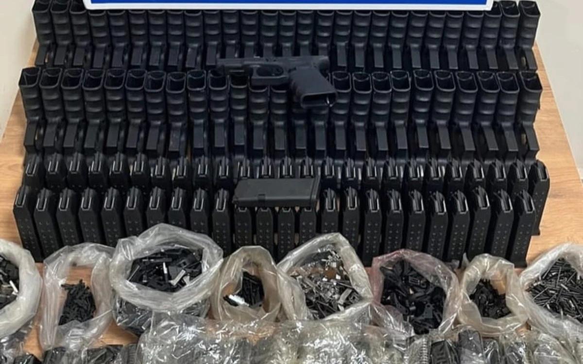 Valizlerden tabanca par&ccedil;aları &ccedil;ıktı