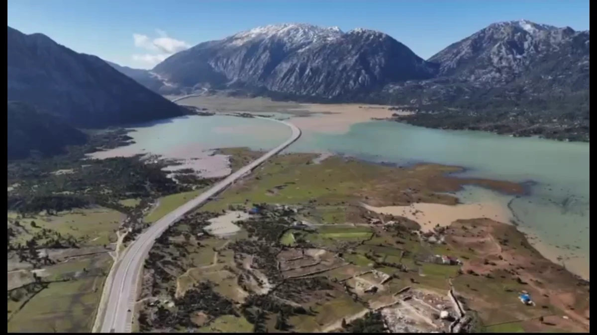 Yılki atları ile &uuml;nl&uuml; ova sular altında kaldı, &ccedil;obanlar ve hayvanlar mahsur