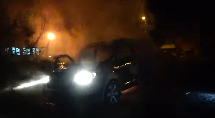 Beyşehir'de alevli gece! Araç yangını itfaiyece söndürüldü